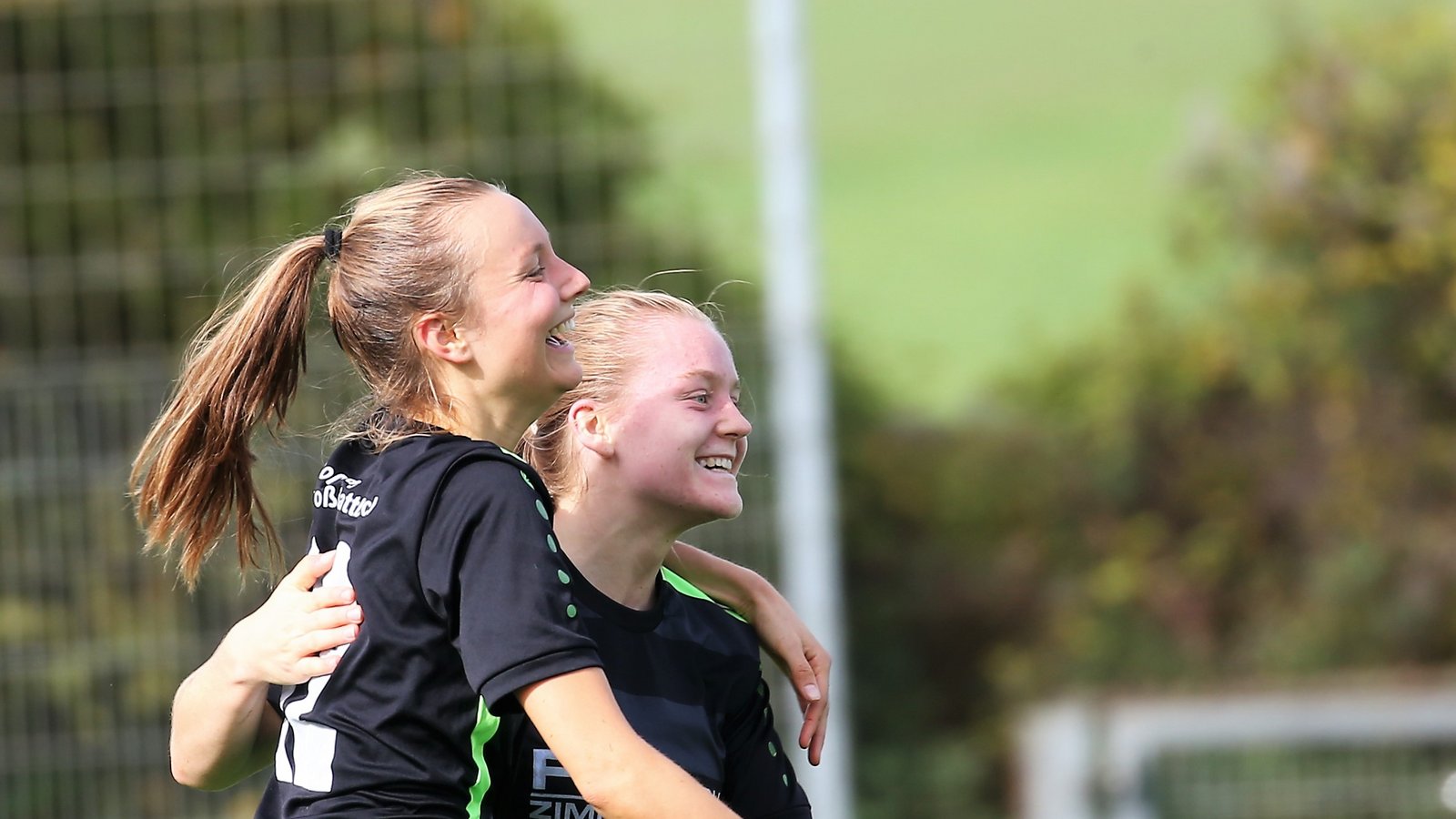 Glückselig jubelt 2:0-Torschützin Anna Dingler (links) mit Lorena Göbel, die mitgelaufen war. Am Ende steht ein 4:0-Erfolg der SGM. Foto: Küppers Glückselig jubelt 2:0-Torschützin Anna Dingler (links) mit Lorena Göbel, die mitgelaufen war. Am Ende steht ein 4:0-Erfolg der SGM. Foto: Küppers