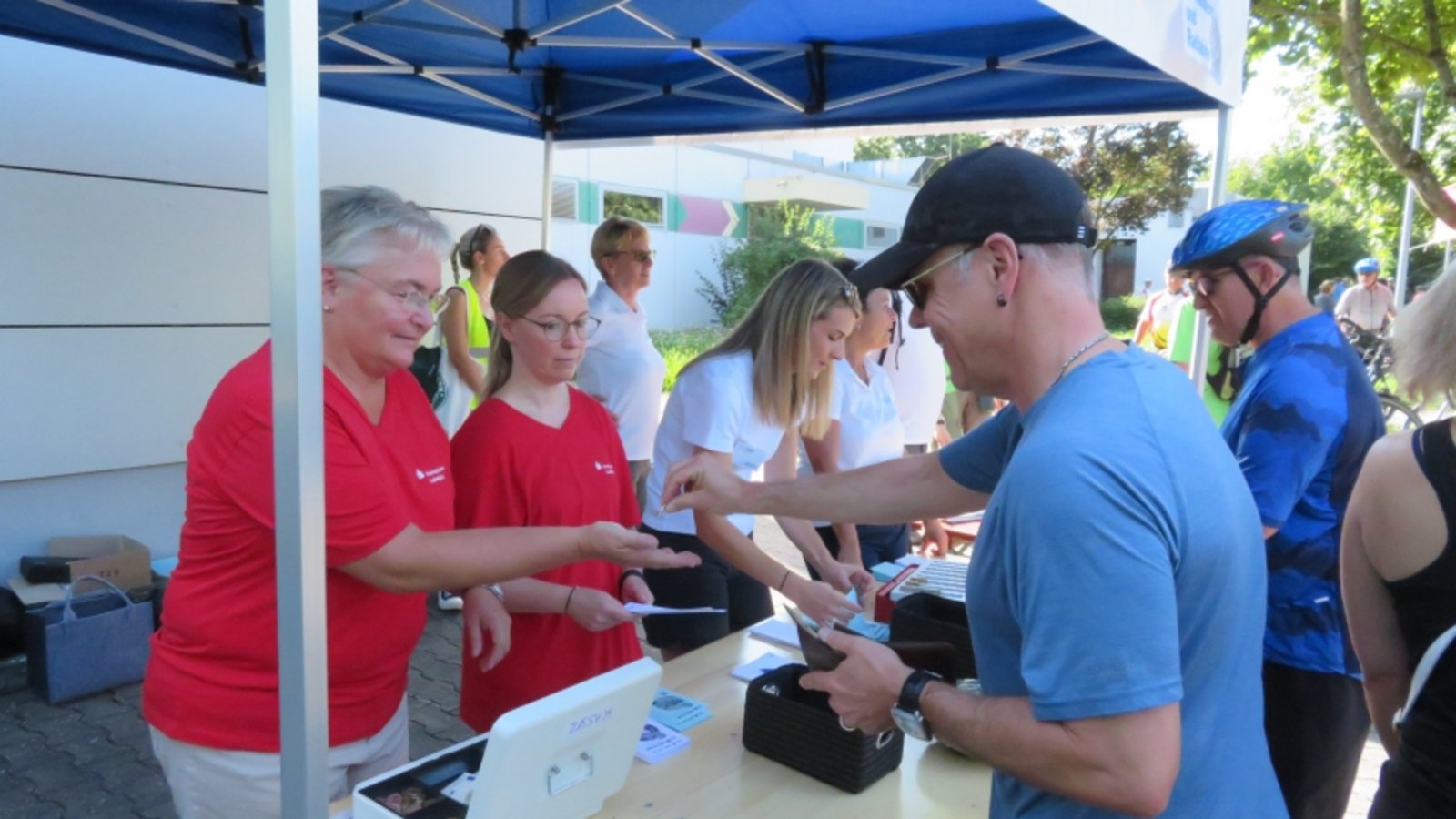 Startkarten von einem Euro von den Damen der Kreissparkasse und der Vaihinger Kreiszeitung.