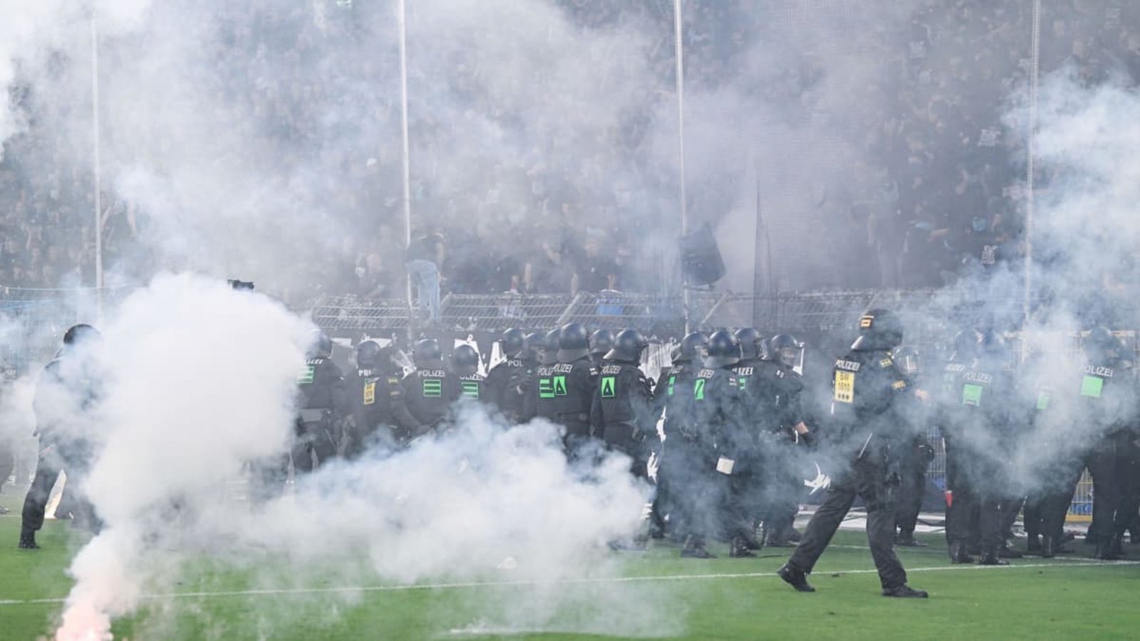 Die Krawalle beim Spiel des SV Waldhof Mannheim gegen 1. FC Kaiserslautern hat eine neue Debatte über die Kostenbeteiligung von Profifußballvereinen für Polizeieinsätze entfacht.Uwe Anspach/dpa Die Krawalle beim Spiel des SV Waldhof Mannheim gegen 1. FC Kaiserslautern hat eine neue Debatte über die Kostenbeteiligung von Profifußballvereinen für Polizeieinsätze entfacht.Uwe Anspach/dpa