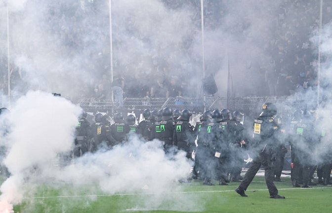 Die Krawalle beim Spiel des SV Waldhof Mannheim gegen 1. FC Kaiserslautern hat eine neue Debatte über die Kostenbeteiligung von Profifußballvereinen für Polizeieinsätze entfacht.<span class='image-autor'>Uwe Anspach/dpa</span>