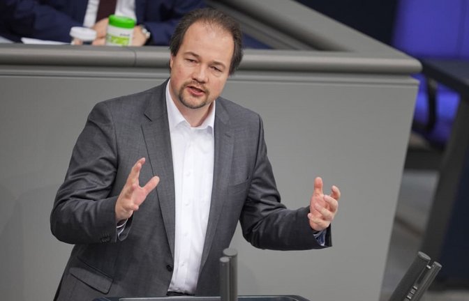 Der Abgeordnete Martin Sichert gehörte in den Corona-Jahren zu den Vorkämpfern gegen eine Impfpflicht und hinterfragte dabei die BRD radikal.<span class='image-autor'>Michael Kappeler/dpa</span>