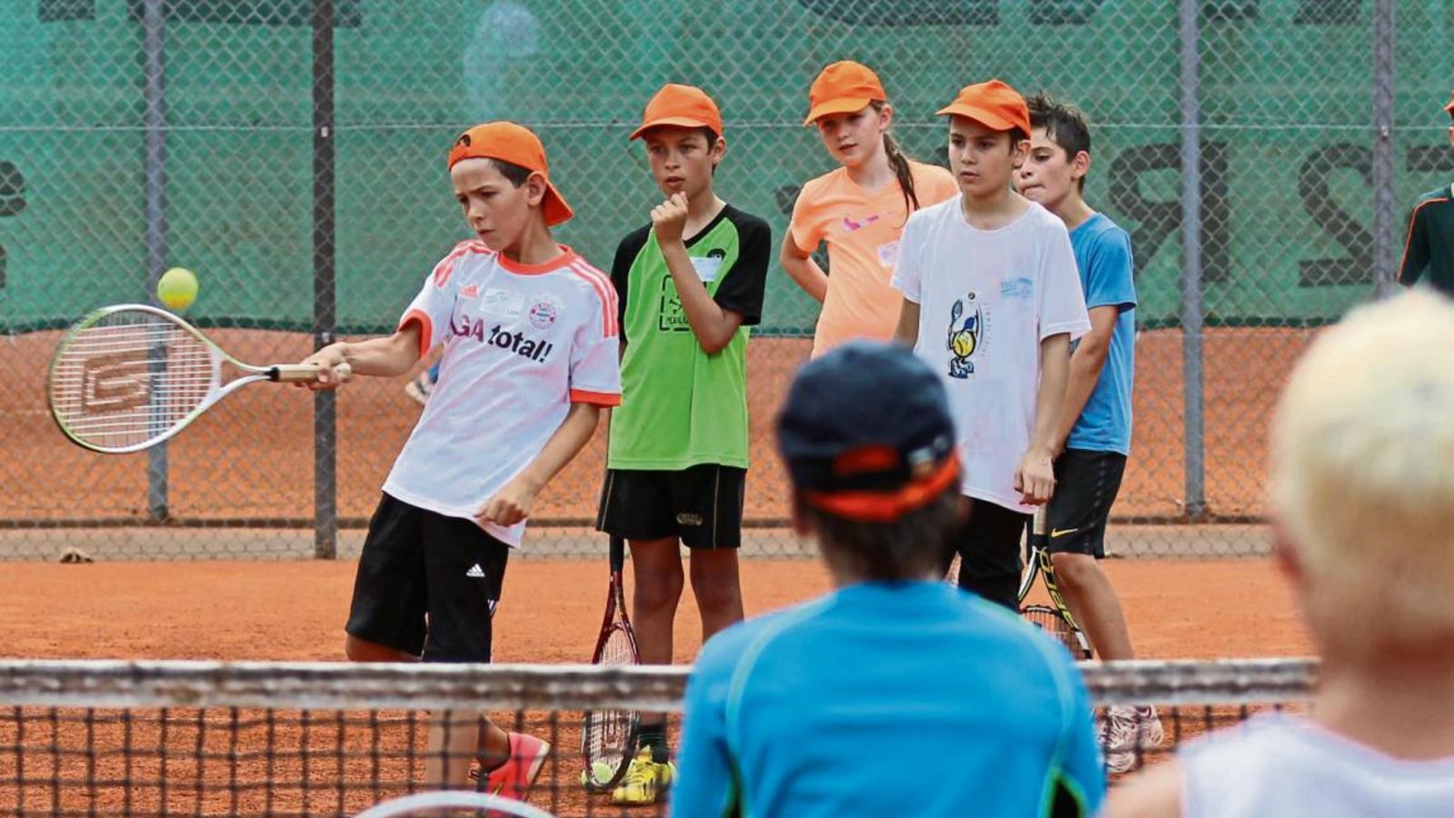 Gespielt wird immer mit Aufgaben, wie zum Beispiel fünfmal den Ball mit Vor- oder Rückhand zu returnieren, während der Spieler auf der Seite des Netzes mit Trainerin Marion Frantz (vorne rechts) den Ball wieder zurückspielt. Foto: Nachreiner