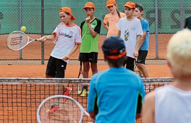 Gespielt wird immer mit Aufgaben, wie zum Beispiel fünfmal den Ball mit Vor- oder Rückhand zu returnieren, während der Spieler auf der Seite des Netzes mit Trainerin Marion Frantz (vorne rechts) den Ball wieder zurückspielt. Foto: Nachreiner