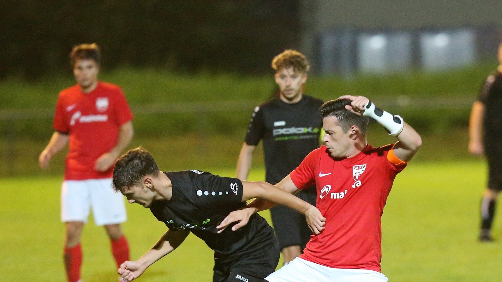Eine starke Vorstellung hat der SV Riet (rechts Kapitän Patrick Gebhardt) gegen die SGM Riexingen mit Deniz Namdar abgeliefert. Foto: Küppers Eine starke Vorstellung hat der SV Riet (rechts Kapitän Patrick Gebhardt) gegen die SGM Riexingen mit Deniz Namdar abgeliefert. Foto: Küppers