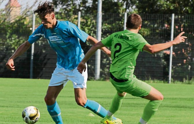 Timo Bopp (links) war meist nur durch ein Foul zu stoppen – wie hier von Marc Ohlheiser. Foto: Nachreiner