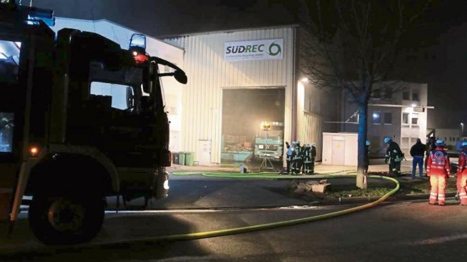 Nächtlicher Einsatz für 65 Wehrleute bei Süd-Rec in Illingen. Foto: Bögel Nächtlicher Einsatz für 65 Wehrleute bei Süd-Rec in Illingen. Foto: Bögel