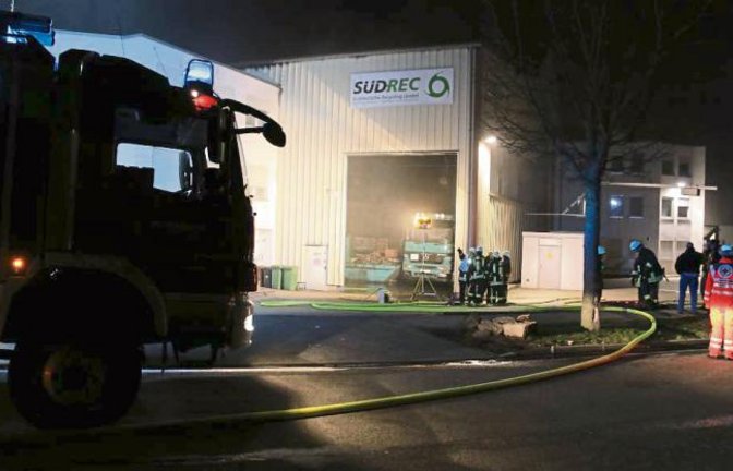 Nächtlicher Einsatz für 65 Wehrleute bei Süd-Rec in Illingen. Foto: Bögel