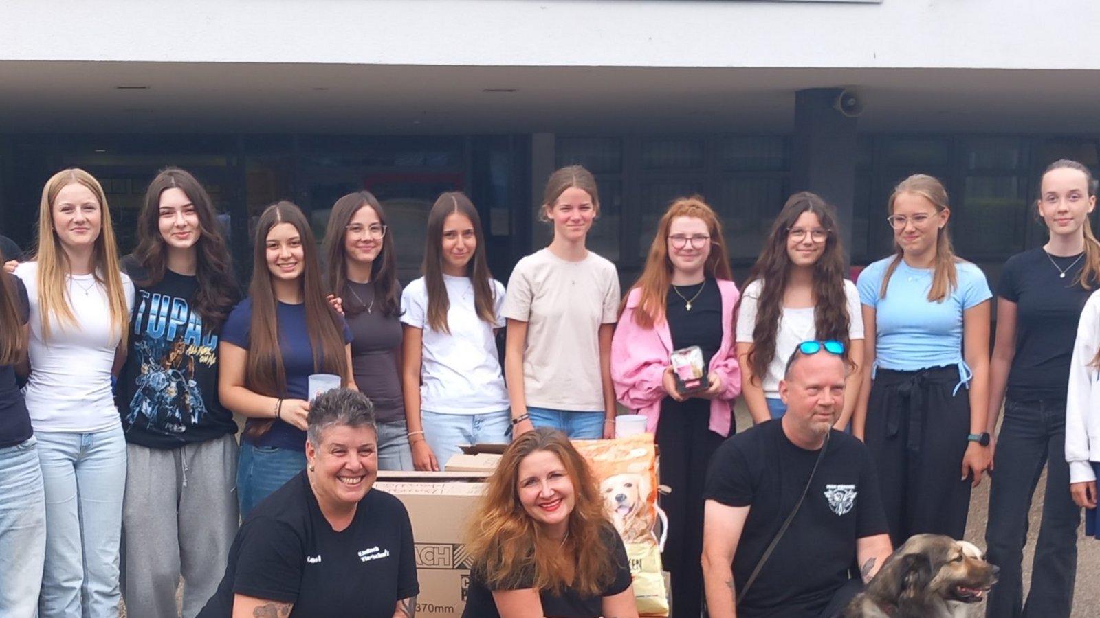 Praktisches Lernen und Gutes tun: Schülerinnen der Sachsenheimer Eichwald-Realschule übergeben Spenden an Einfach Tierschutz. Foto: Glemser