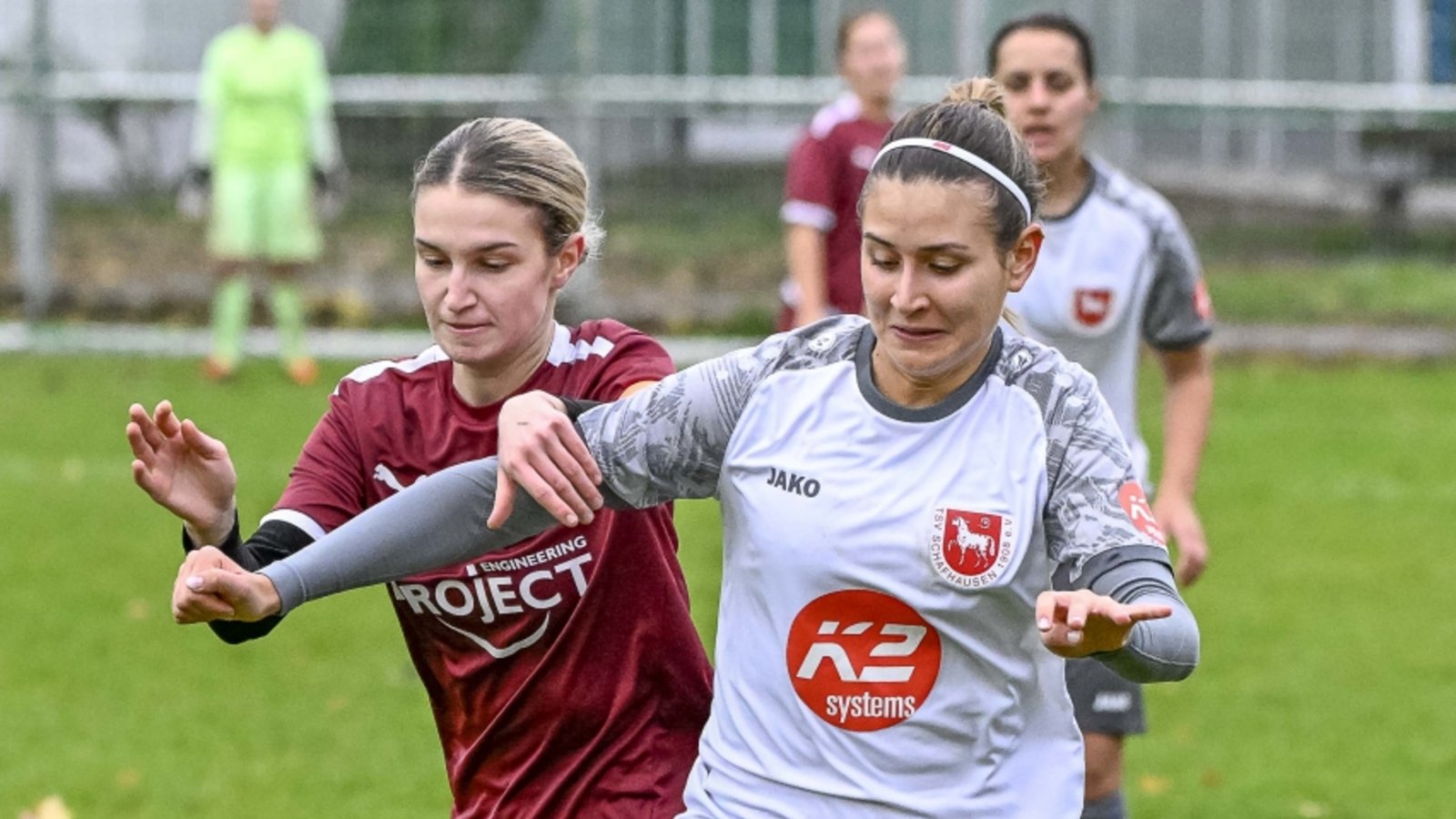 SGM Rosswag Grossglattbaach (roter Dress) - TSV Schafhausen 0:6, 02.11.2025, Fußball, Frauen, Bezirksliga, Enz-Murr, Saison 2025 / 2026, Zweikampf um den Ball zwischen Amelie Schmid (SGM, #17) gegen Adriana Vasile (TSV Schafhausen, #09)