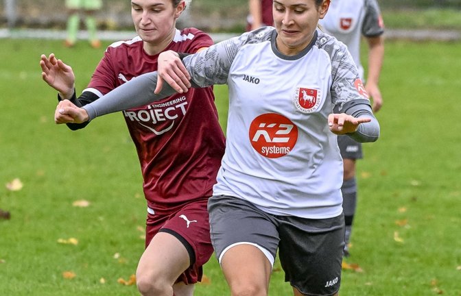 SGM Rosswag Grossglattbaach (roter Dress) - TSV Schafhausen 0:6, 02.11.2025,   Fußball, Frauen, Bezirksliga, Enz-Murr, Saison 2025 / 2026,   Zweikampf um den Ball zwischen Amelie Schmid (SGM, #17) gegen Adriana Vasile (TSV Schafhausen, #09) 