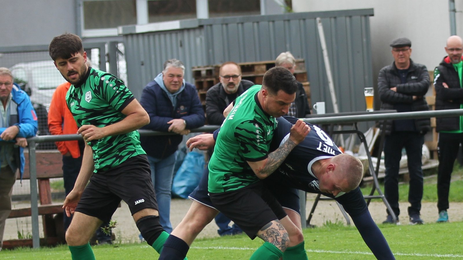 Sehr umkämpft ist die Partie, in der Daniel Niggemann (schwarzes Trikot) vom SV Riet von den beiden Sersheimer Sandro Aprigliano (vorne) und Urim Ismajli in die Zange genommen wird. Foto: Dittrich