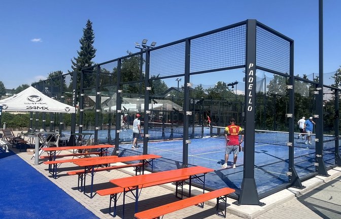 Einige Wagemutige finden sich trotz der Hitze auf dem Padel-Court ein. <span class='image-autor'>Foto: Raiser</span>