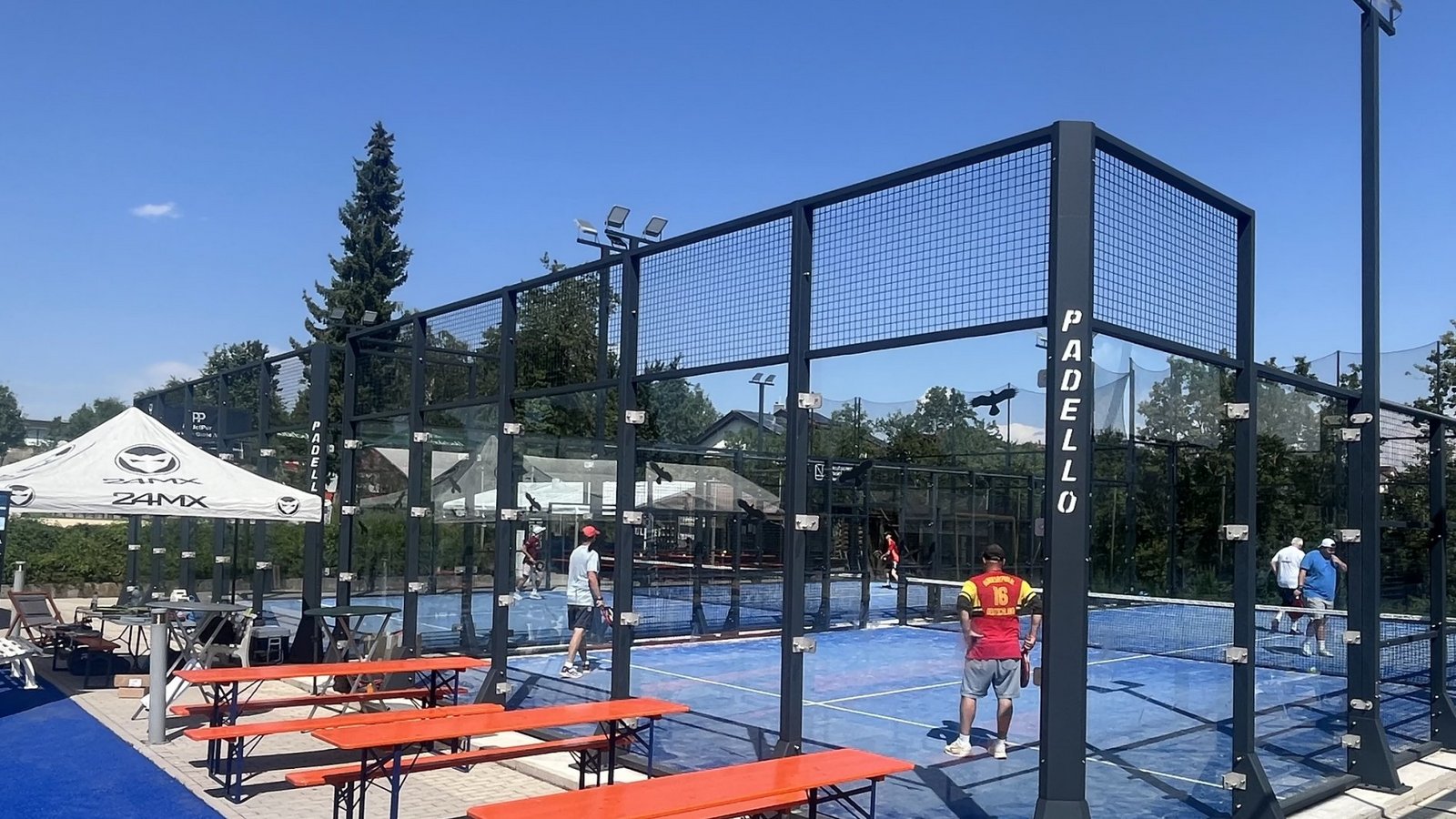 Einige Wagemutige finden sich trotz der Hitze auf dem Padel-Court ein. Foto: Raiser Einige Wagemutige finden sich trotz der Hitze auf dem Padel-Court ein. Foto: Raiser