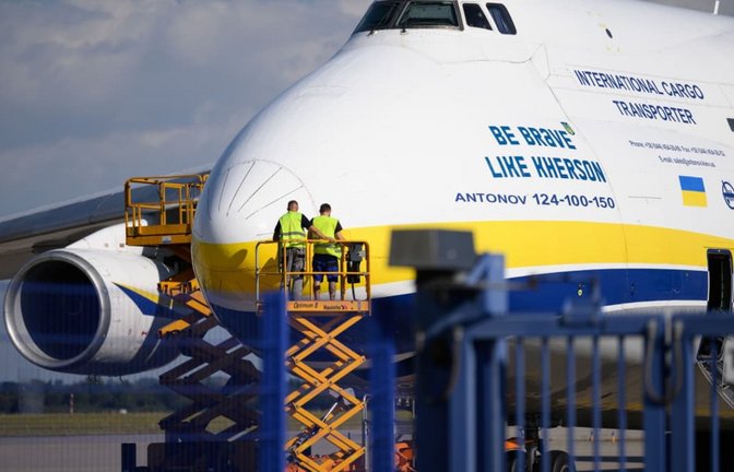 Die ukrainische Antonov-Maschine steht nach dem Drohnenvorfall am Flughafen Leipzig/Halle.<span class='image-autor'>Hendrik Schmidt/dpa</span>