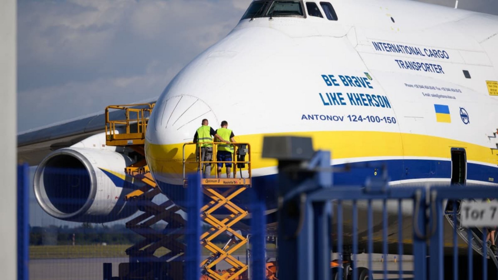 Die ukrainische Antonov-Maschine steht nach dem Drohnenvorfall am Flughafen Leipzig/Halle.Hendrik Schmidt/dpa Die ukrainische Antonov-Maschine steht nach dem Drohnenvorfall am Flughafen Leipzig/Halle.Hendrik Schmidt/dpa