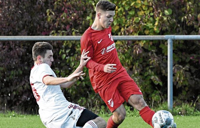 Großglattbachs Mateo Kazenmaier (von links) kommt im Spitzenspiel der Kreisliga B 6 gegen Horrheims Jonas Brosi einen Schritt zu spät. Foto: Leitner
