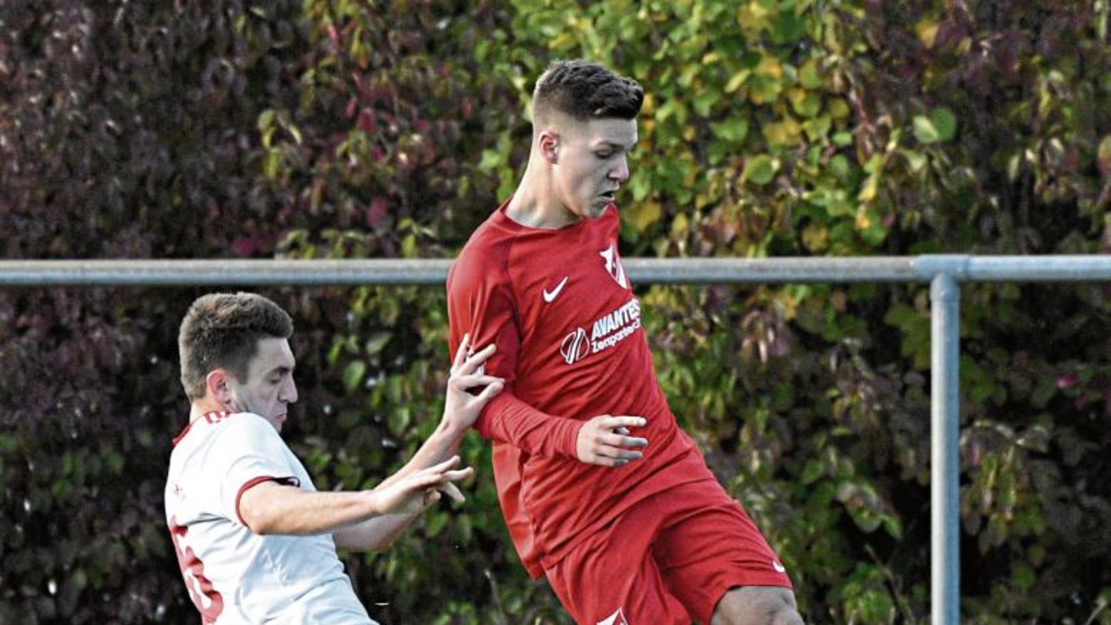 Großglattbachs Mateo Kazenmaier (von links) kommt im Spitzenspiel der Kreisliga B 6 gegen Horrheims Jonas Brosi einen Schritt zu spät. Foto: Leitner