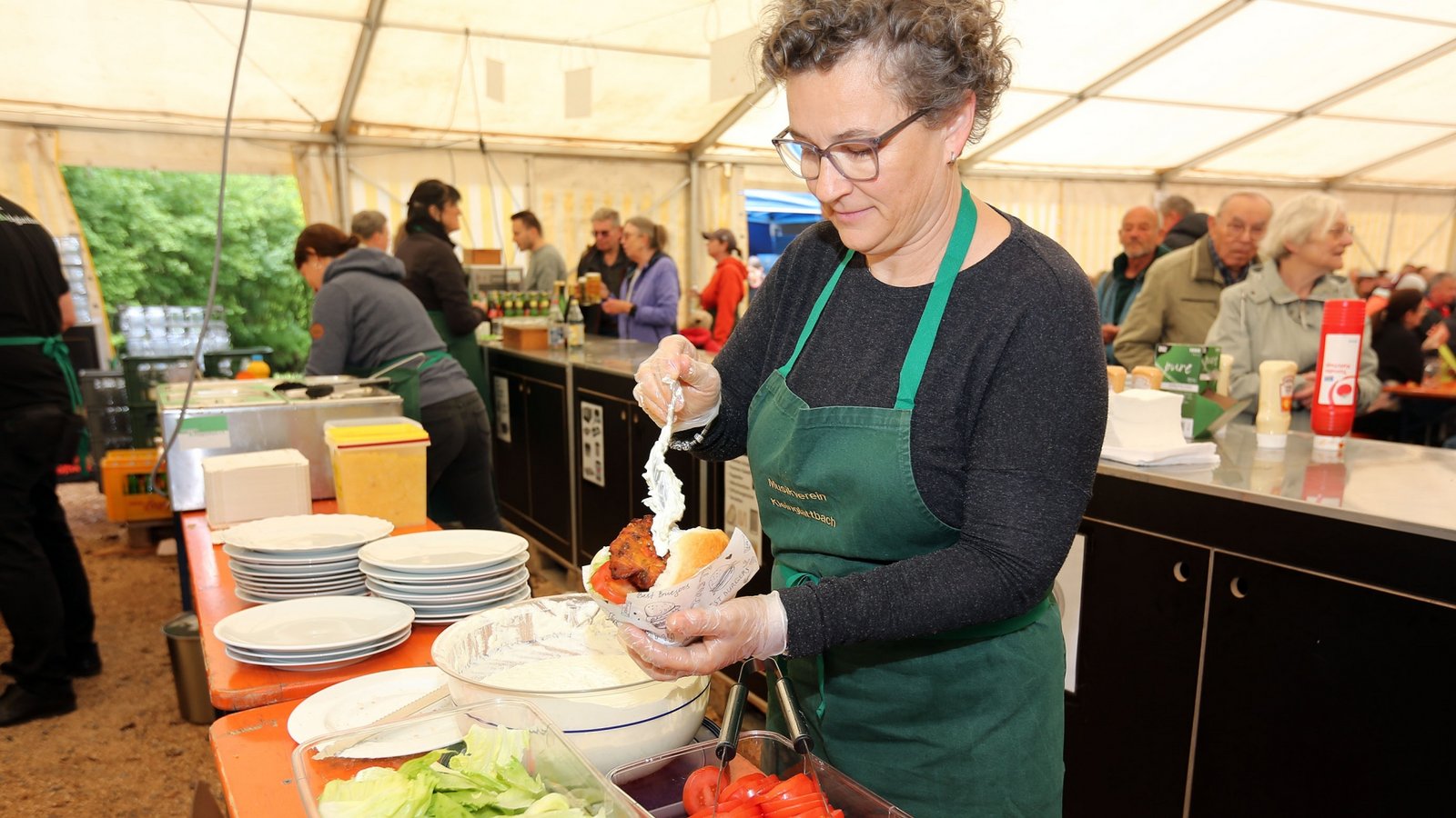 Novum beim Fuchslochfest: Monika Schlossarek stellt Gemüse-Burger mit Tzaziki zusammen.