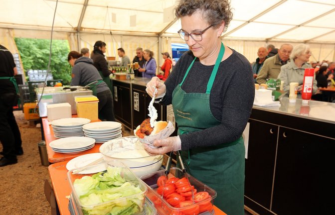 Novum beim Fuchslochfest: Monika Schlossarek stellt Gemüse-Burger mit Tzaziki zusammen.