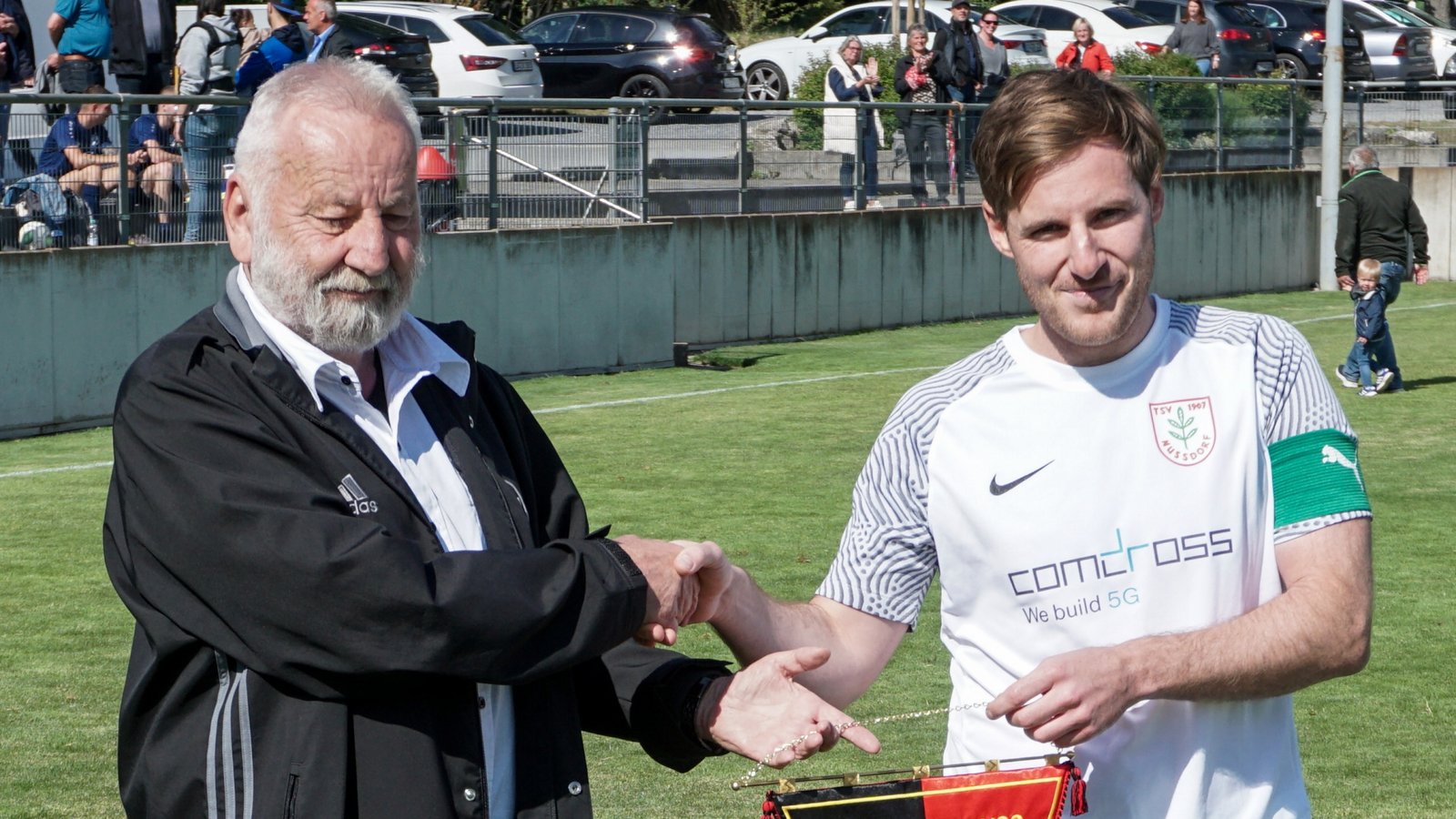 Staffelleiter Fritz Siegle (von links) überreicht Nussdorfs Kapitän Lukas Wizemann beim letzten Heimspiel des TSV am drittletzten Spieltag den Meisterwimpel. Foto: privat Staffelleiter Fritz Siegle (von links) überreicht Nussdorfs Kapitän Lukas Wizemann beim letzten Heimspiel des TSV am drittletzten Spieltag den Meisterwimpel. Foto: privat