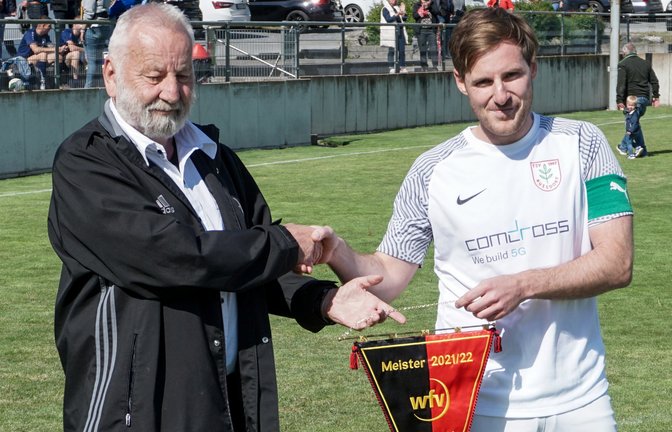 Staffelleiter Fritz Siegle (von links) überreicht Nussdorfs Kapitän Lukas Wizemann beim letzten Heimspiel des TSV am drittletzten Spieltag den Meisterwimpel. <span class='image-autor'>Foto: privat</span>