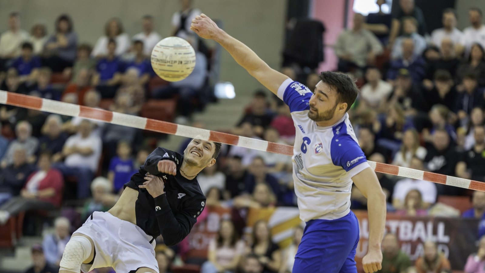 Das Finale verpasst, aber Bronze gewonnen: Der ehemalige Vaihinger Faustballer Johannes Jungclaussen (links) im Trikot des TV Brettorf. Foto: Spille/Deutsche Faustball Liga
