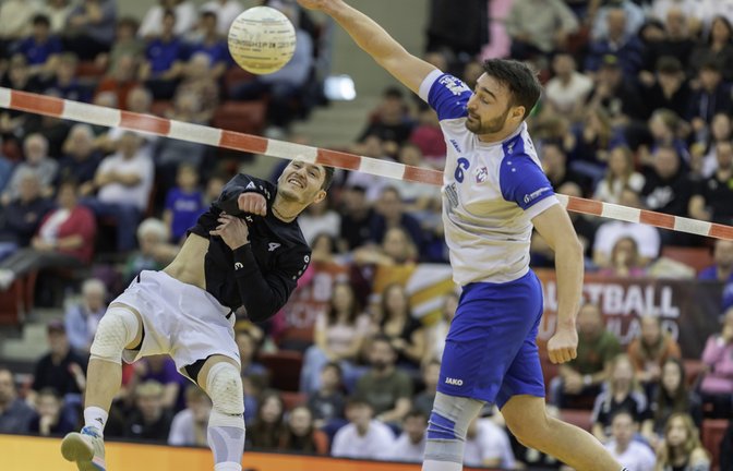 Das Finale verpasst, aber Bronze gewonnen: Der ehemalige Vaihinger Faustballer Johannes Jungclaussen (links) im Trikot des TV Brettorf. <span class='image-autor'>Foto: Spille/Deutsche Faustball Liga</span>