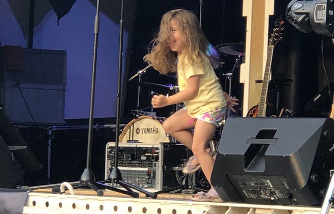„Aurich rockt, Nele am Start“, lautet der Kommentar zu dem Foto, das uns vom Auricher Feuerwehrfest am Wochenende erreicht hat.  <span class='image-autor'>Foto: p</span>