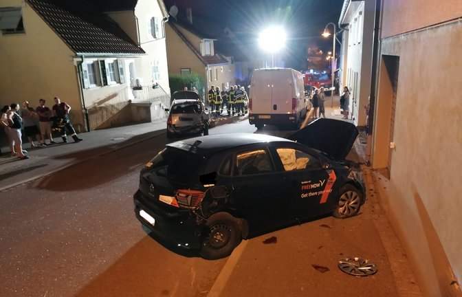 Laut Polizei war der Fahrer des schwarzen VW zu schnell unterwegs.  <span class='image-autor'>Foto: Banholzer</span>