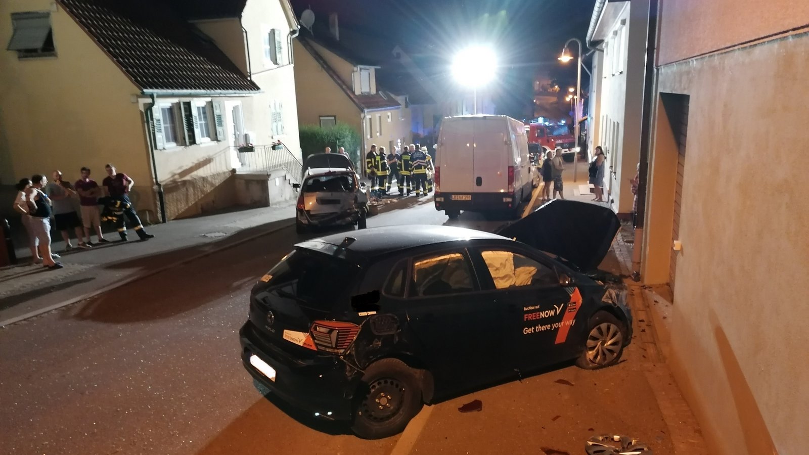 Laut Polizei war der Fahrer des schwarzen VW zu schnell unterwegs. Foto: Banholzer Laut Polizei war der Fahrer des schwarzen VW zu schnell unterwegs. Foto: Banholzer