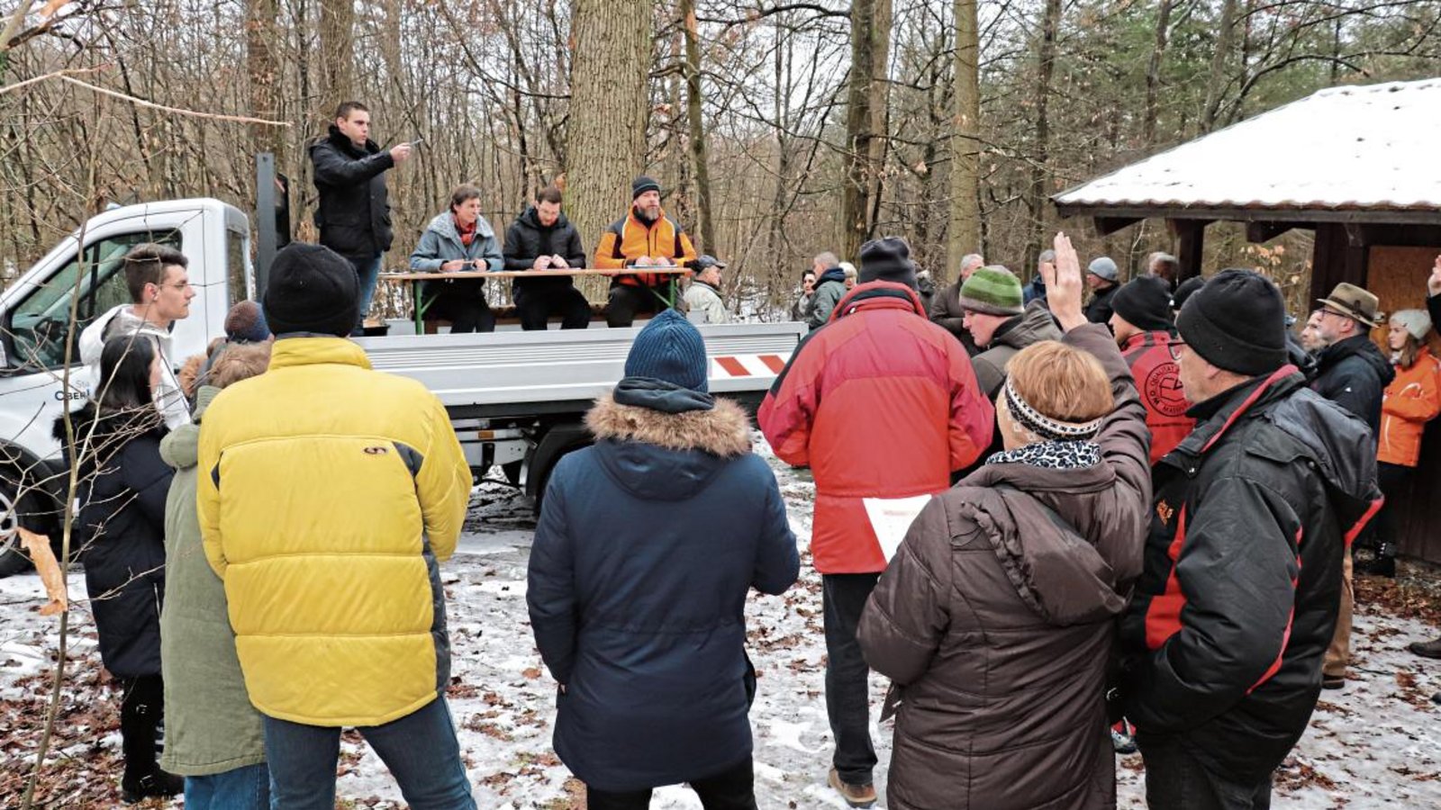 Nach einer zweijährigen Pause gab es in Oberriexingen wieder eine Brennholzversteigerung. Fotos: Gergen Nach einer zweijährigen Pause gab es in Oberriexingen wieder eine Brennholzversteigerung. Fotos: Gergen