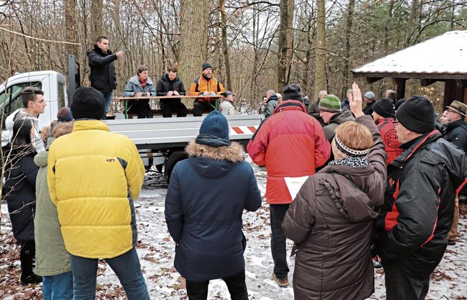 Nach einer zweijährigen Pause gab es in Oberriexingen wieder eine Brennholzversteigerung. Fotos: Gergen