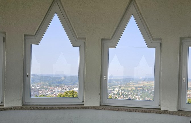 Zahlreiche hübsche Spitzfenster gewähren den Rundum-Blick auf gut 500 Metern Höhe.