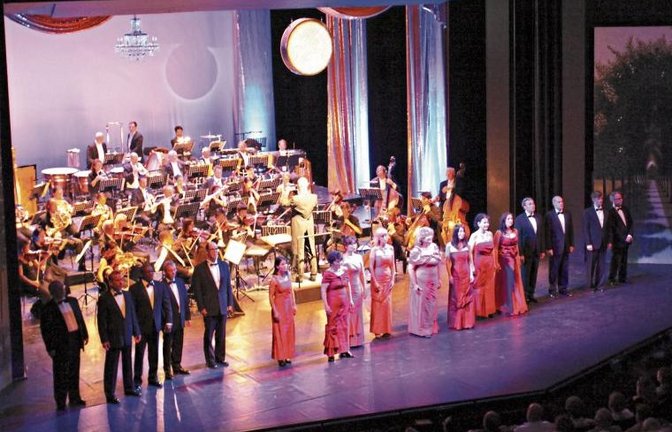 Auf der Bühne im Großen Haus des Theaters Pforzheim wird zum Fest einiges geboten.  Foto: p