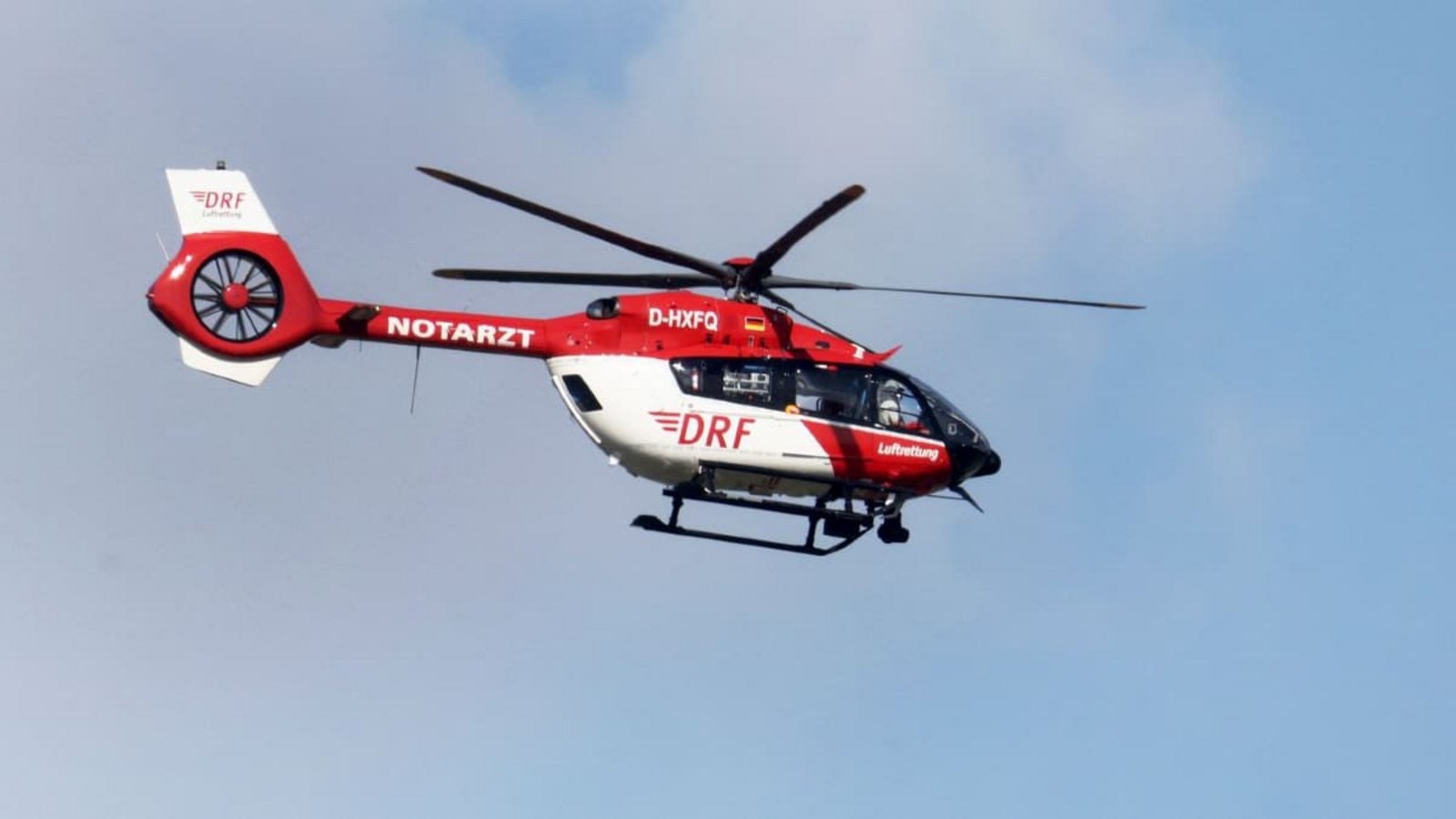 Ein 54-Jähriger musste wegen Verbrennungen im Gesicht von einem Rettungshubschrauber in eine Spezialklinik gebracht werden. (Symbolbild)Thomas Warnack/dpa Ein 54-Jähriger musste wegen Verbrennungen im Gesicht von einem Rettungshubschrauber in eine Spezialklinik gebracht werden. (Symbolbild)Thomas Warnack/dpa