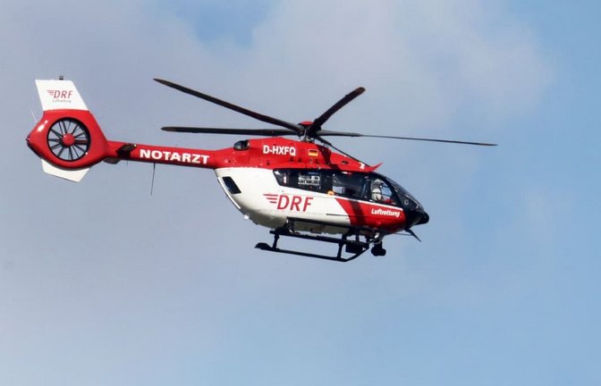 Ein 54-Jähriger musste wegen Verbrennungen im Gesicht von einem Rettungshubschrauber in eine Spezialklinik gebracht werden. (Symbolbild)<span class='image-autor'>Thomas Warnack/dpa</span>