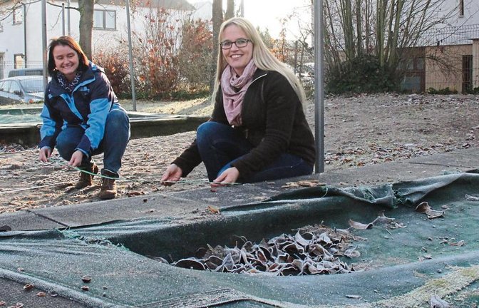 Dicht bebaut: Die Sandkästen liegen nach den heutigen Vorgaben zu nah an der Fläche, auf der bisher die Rutschbahn stand, weshalb der Garten in diesem Bereich umgestaltet werden müsste. Annette Fink (links) und Alexandra Rohloff hoffen auf viele Spenden, um den Kindern bald wieder eine Rutschbahn bieten zu können.  Foto: Rostek