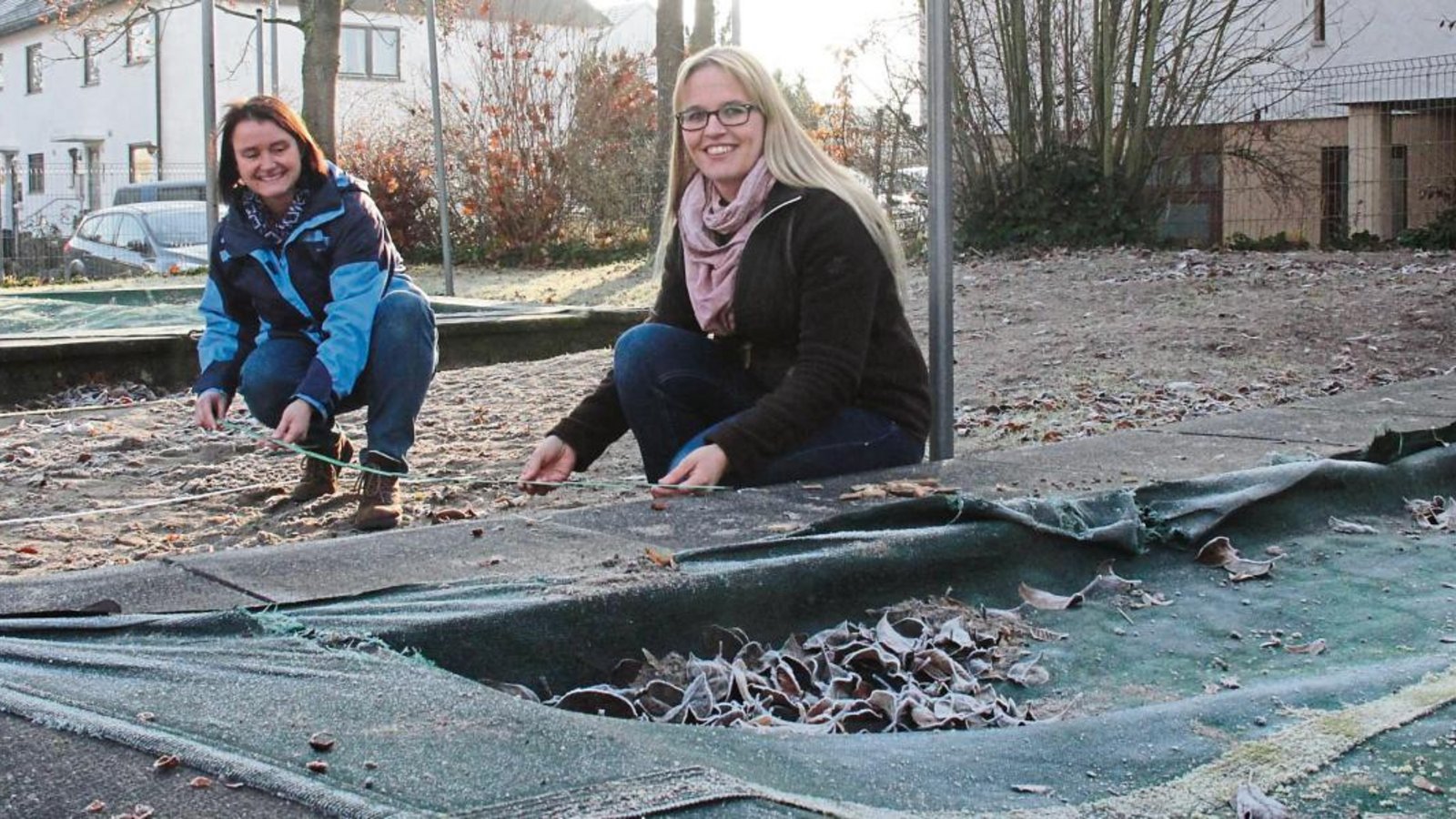 Dicht bebaut: Die Sandkästen liegen nach den heutigen Vorgaben zu nah an der Fläche, auf der bisher die Rutschbahn stand, weshalb der Garten in diesem Bereich umgestaltet werden müsste. Annette Fink (links) und Alexandra Rohloff hoffen auf viele Spenden, um den Kindern bald wieder eine Rutschbahn bieten zu können.  Foto: Rostek