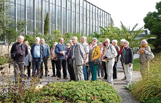 Martin Lauterwasser (Bildmitte) bei seinen Erläuterungen vor dem Sukkulentenhaus im Botanischen Garten.  Foto: p