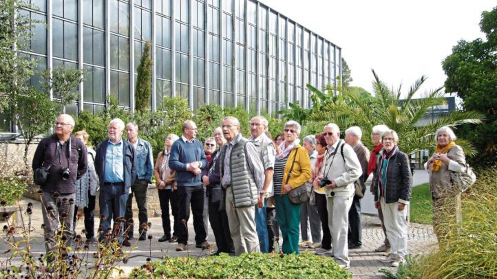 Martin Lauterwasser (Bildmitte) bei seinen Erläuterungen vor dem Sukkulentenhaus im Botanischen Garten.  Foto: p