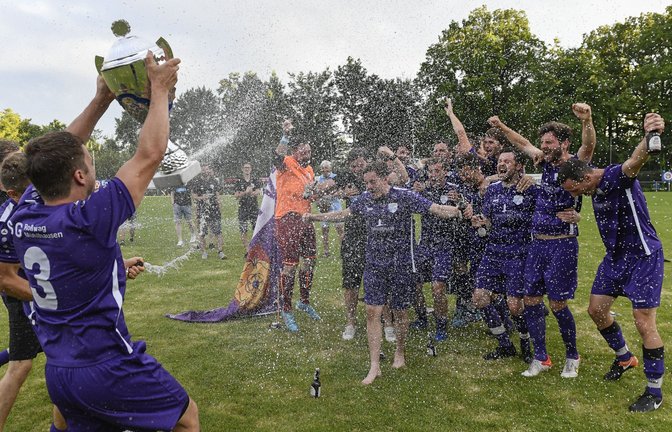Mit einer Sektdusche feiern die Spieler der SGM Roßwag/Mühlhausen den Sieg beim Vaihinger Fußball-Stadtpokal in Ensingen. <span class='image-autor'>Fotos: Leitner</span>