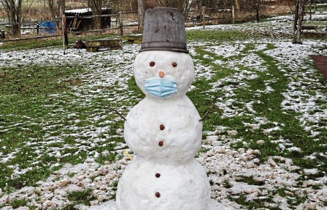 Sogar der Schneemann von Daniel und Rahel aus Gündelbach hält sich an die aktuellen Bestimmungen – nur die Rübennase guckt noch raus. Ein paar aktuelle Schneefotos von gestern gibt es auf Seite 14.   Foto: Klaiber