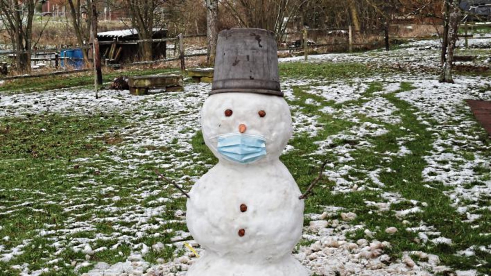 Sogar der Schneemann von Daniel und Rahel aus Gündelbach hält sich an die aktuellen Bestimmungen – nur die Rübennase guckt noch raus. Ein paar aktuelle Schneefotos von gestern gibt es auf Seite 14.   Foto: Klaiber