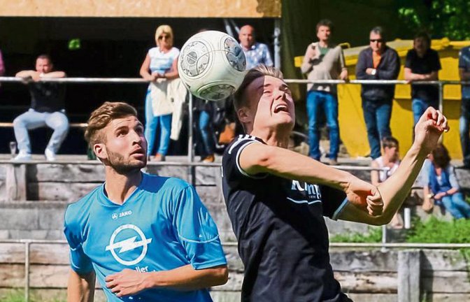 Häfnerhaslachs Achim Früh (links) kämpft im Fernduell mit dem TSV Unterriexingen (rechts Christian Mayer) um die Meisterschaft in der Kreisliga B 5. Foto: Simecek