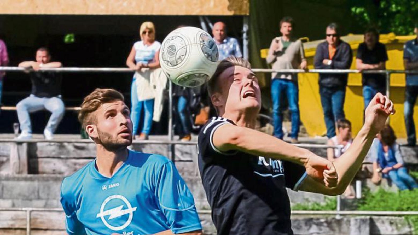 Häfnerhaslachs Achim Früh (links) kämpft im Fernduell mit dem TSV Unterriexingen (rechts Christian Mayer) um die Meisterschaft in der Kreisliga B 5. Foto: Simecek Häfnerhaslachs Achim Früh (links) kämpft im Fernduell mit dem TSV Unterriexingen (rechts Christian Mayer) um die Meisterschaft in der Kreisliga B 5. Foto: Simecek