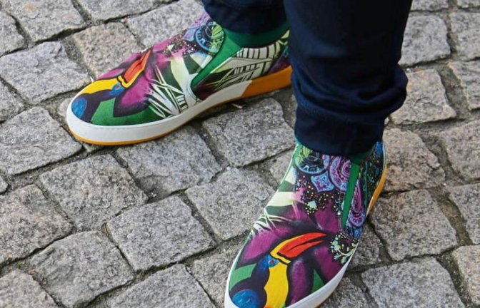 Ist das Wetter blöd? Dann müssen Farben her, wie bei den Schuhen des Kollegen aus dem VKZ-Reisebüro. Der Anblick macht einfach warm ums Herz.  Foto: Rücker