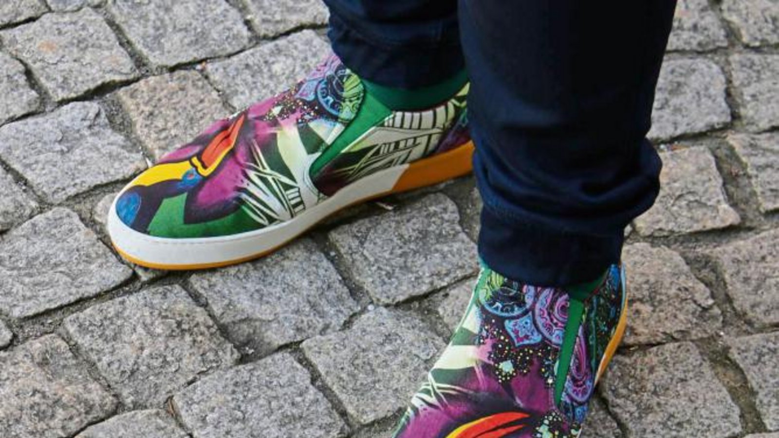Ist das Wetter blöd? Dann müssen Farben her, wie bei den Schuhen des Kollegen aus dem VKZ-Reisebüro. Der Anblick macht einfach warm ums Herz. Foto: Rücker Ist das Wetter blöd? Dann müssen Farben her, wie bei den Schuhen des Kollegen aus dem VKZ-Reisebüro. Der Anblick macht einfach warm ums Herz. Foto: Rücker