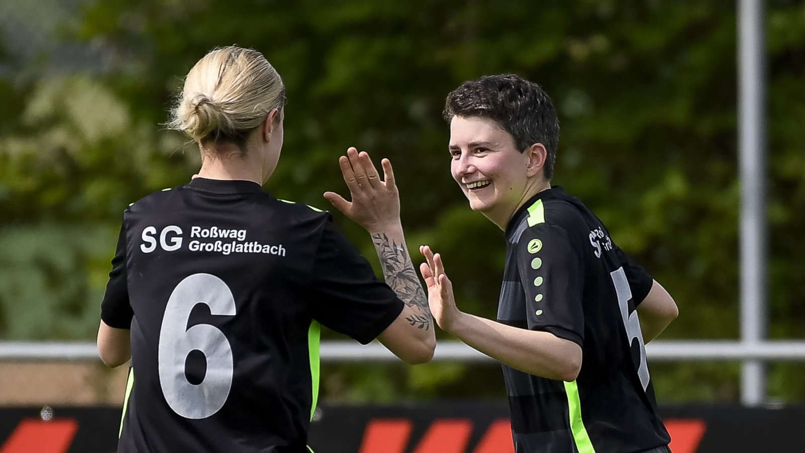 Gute Laune haben Amelie Schmid (links) und Nicole Kuhnle nach dem knappen SGM-Heimsieg gegen den TSV Münchingen III.   Foto: Archiv/Leitner