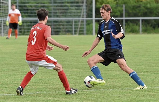 Mario Dierolf (rechts) hat mit seinem Treffer zum 1:0 die SGM Hohenhaslach/Freudental gegen den SGV Murr auf die Siegerstraße gebracht. Foto: Leitner