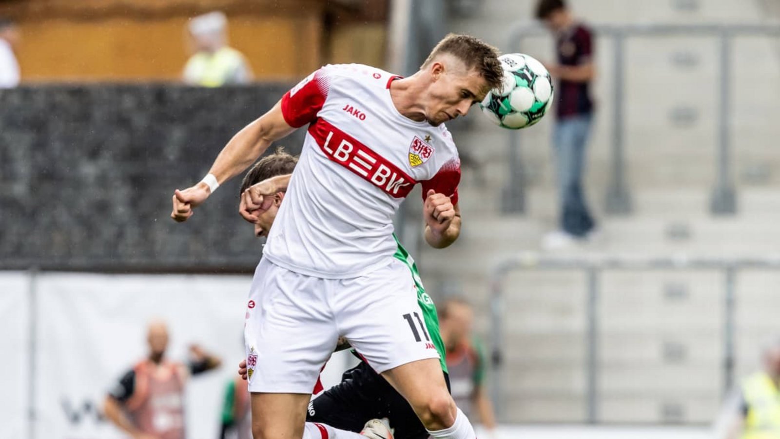 Mit vollem Einsatz: Oliver Rölke vom VfB Stuttgart II geht geht im Spiel gegen Preußen Münster zum Kopfball.IMAGO/Lucca Fundel Mit vollem Einsatz: Oliver Rölke vom VfB Stuttgart II geht geht im Spiel gegen Preußen Münster zum Kopfball.IMAGO/Lucca Fundel